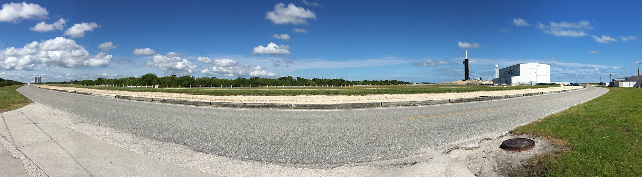 SpaceX launch assembly building to Pad 39A